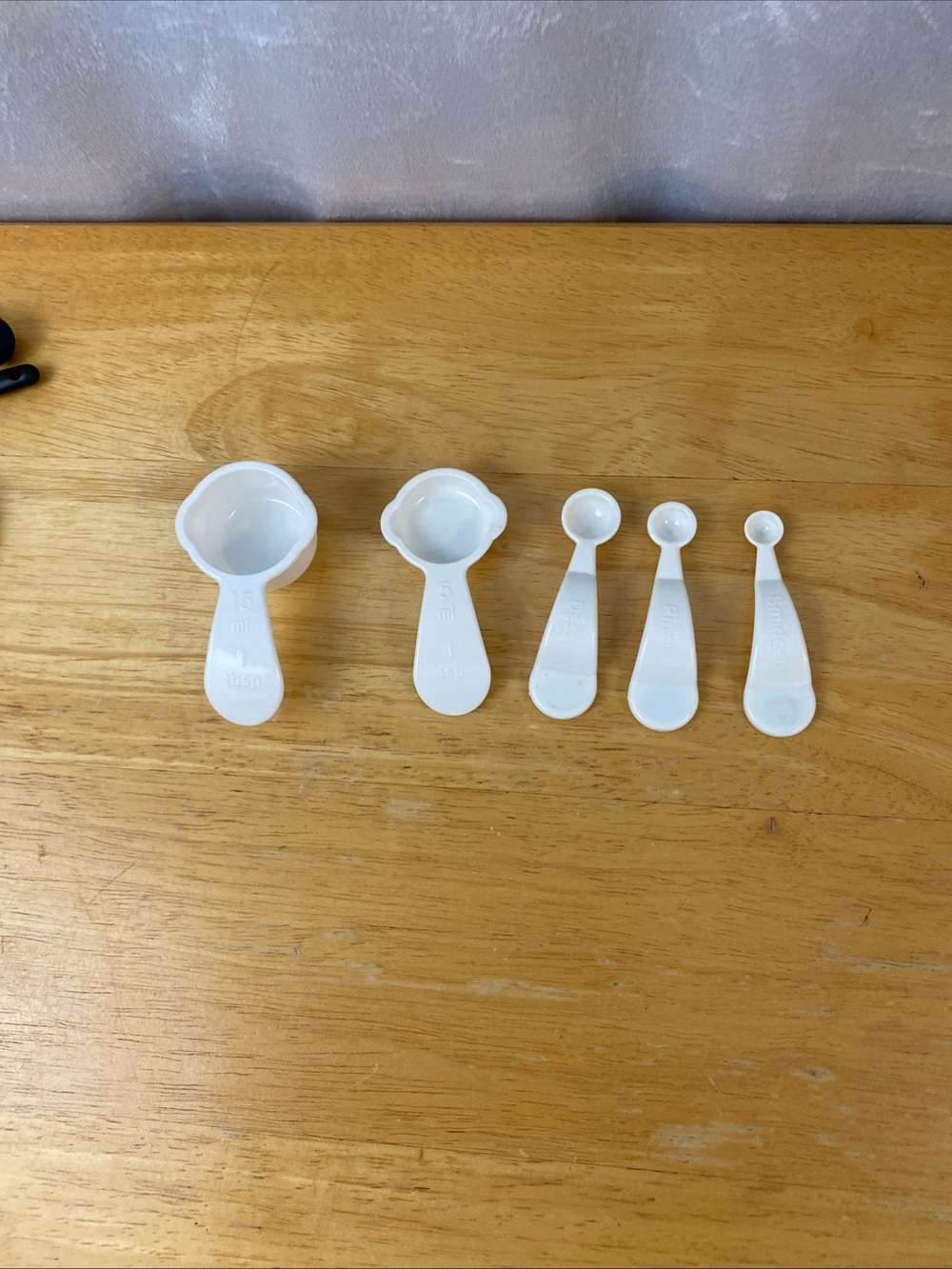 Vintage Tupperware White Mini Measuring Spoon Magnet Set